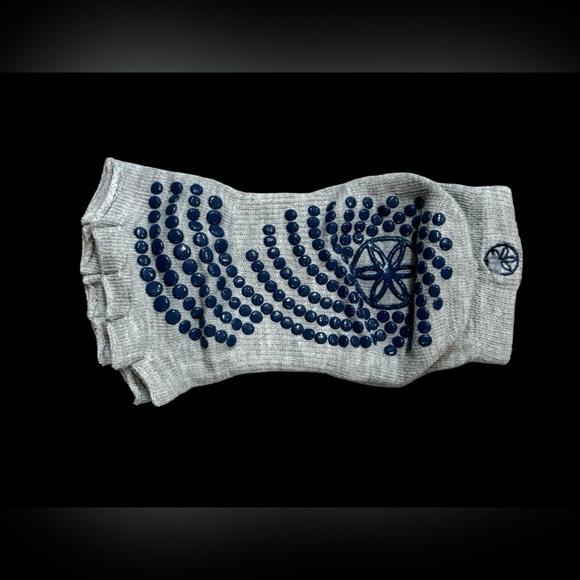 NWOT Gaiam toeless yoga socks with grip on bottom gray - Picture 3 of 3
